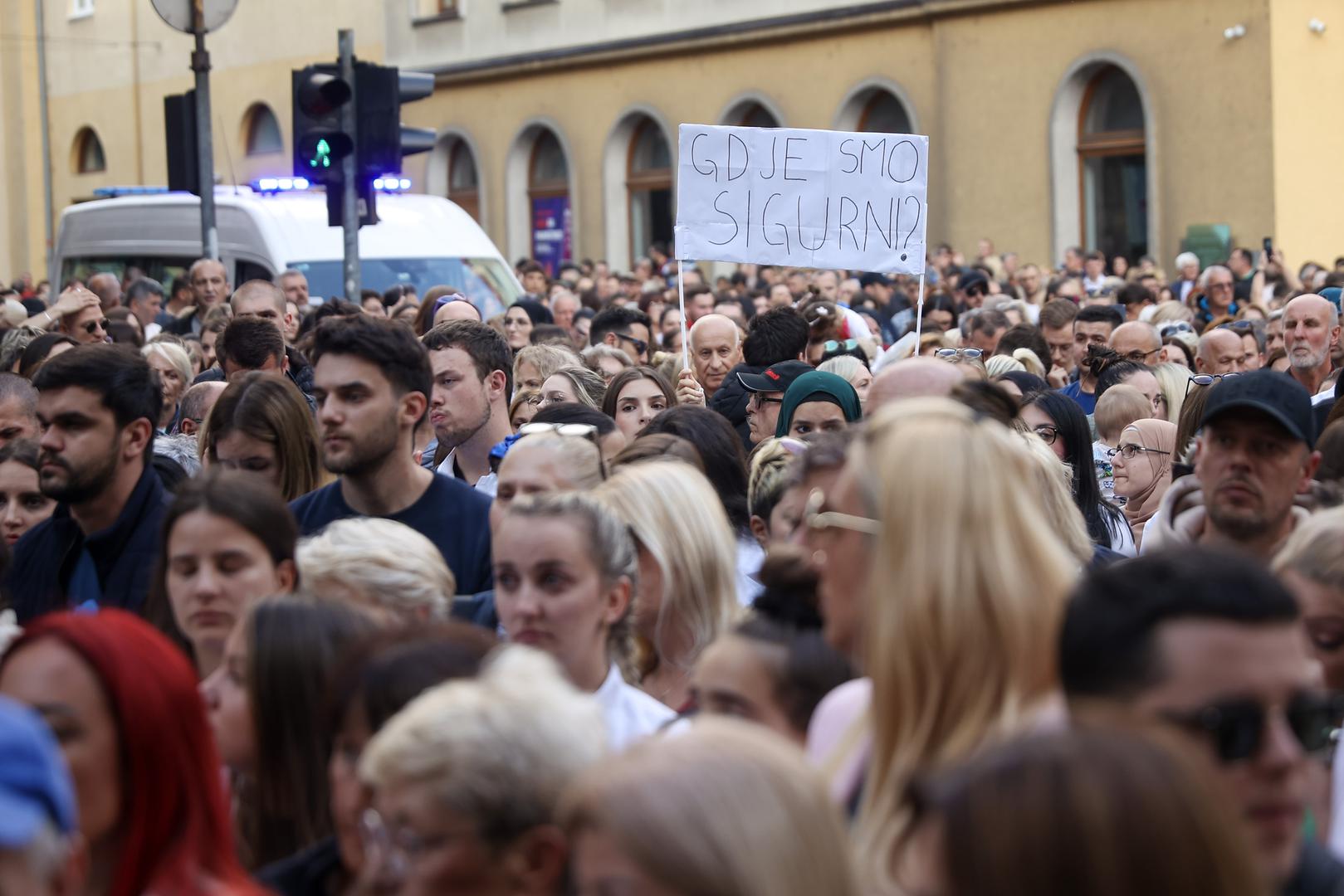 28.05.2023., Sarajevo, Bosna i Hercegovina - Nakon sto je u petak navecer u tragicnoj saobracajnoj nesreci ubijena mlada doktorica Azra Spahic, gradjani Sarajeva su odlucili odati joj pocast prosvjednim okupljanjem na mjestu nesrece.

 Photo: Armin Durgut/PIXSELL