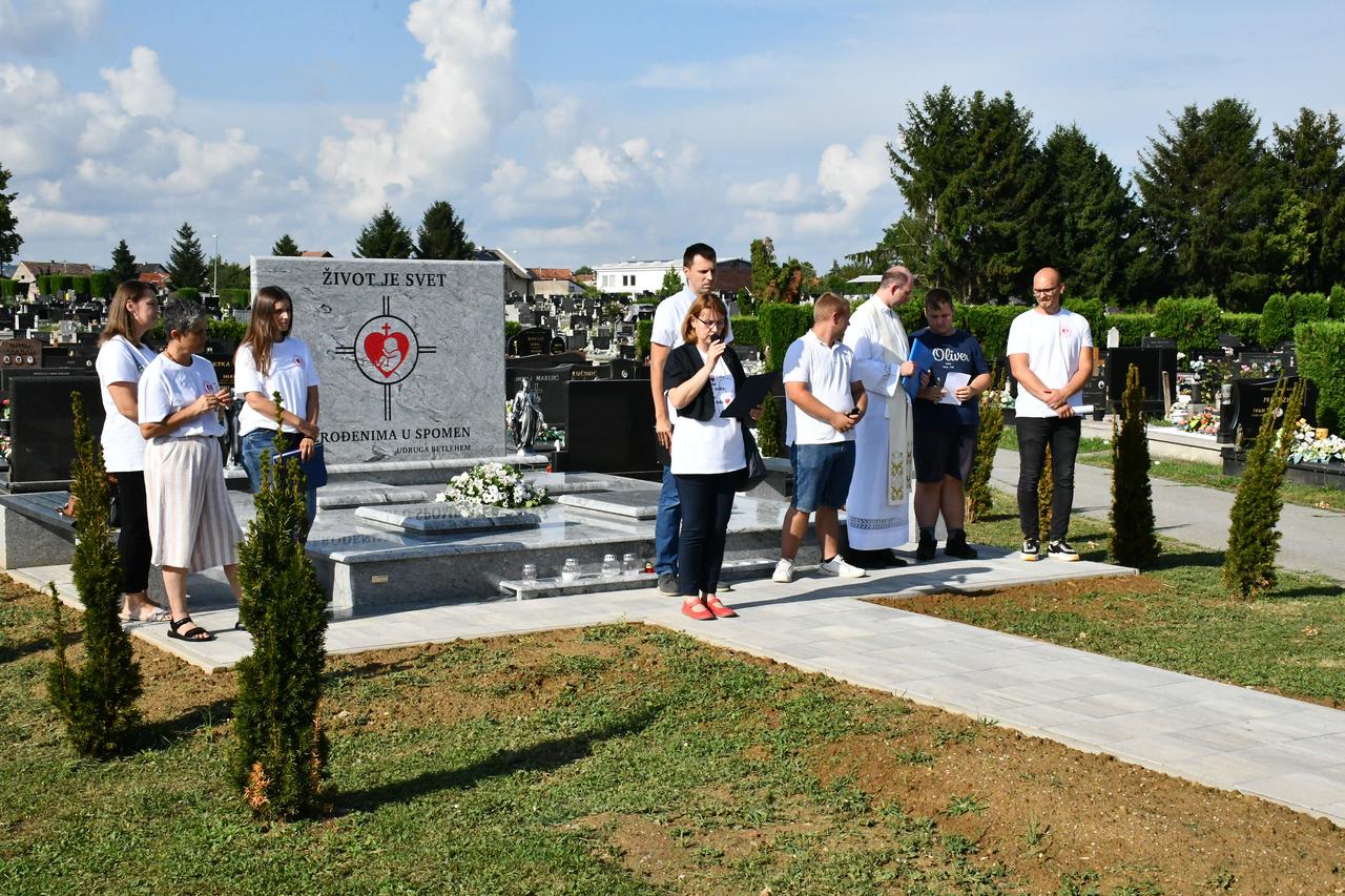 Slavonski Brod: Blagoslov grobnice za nerođenu djecu Udruge Betlehem