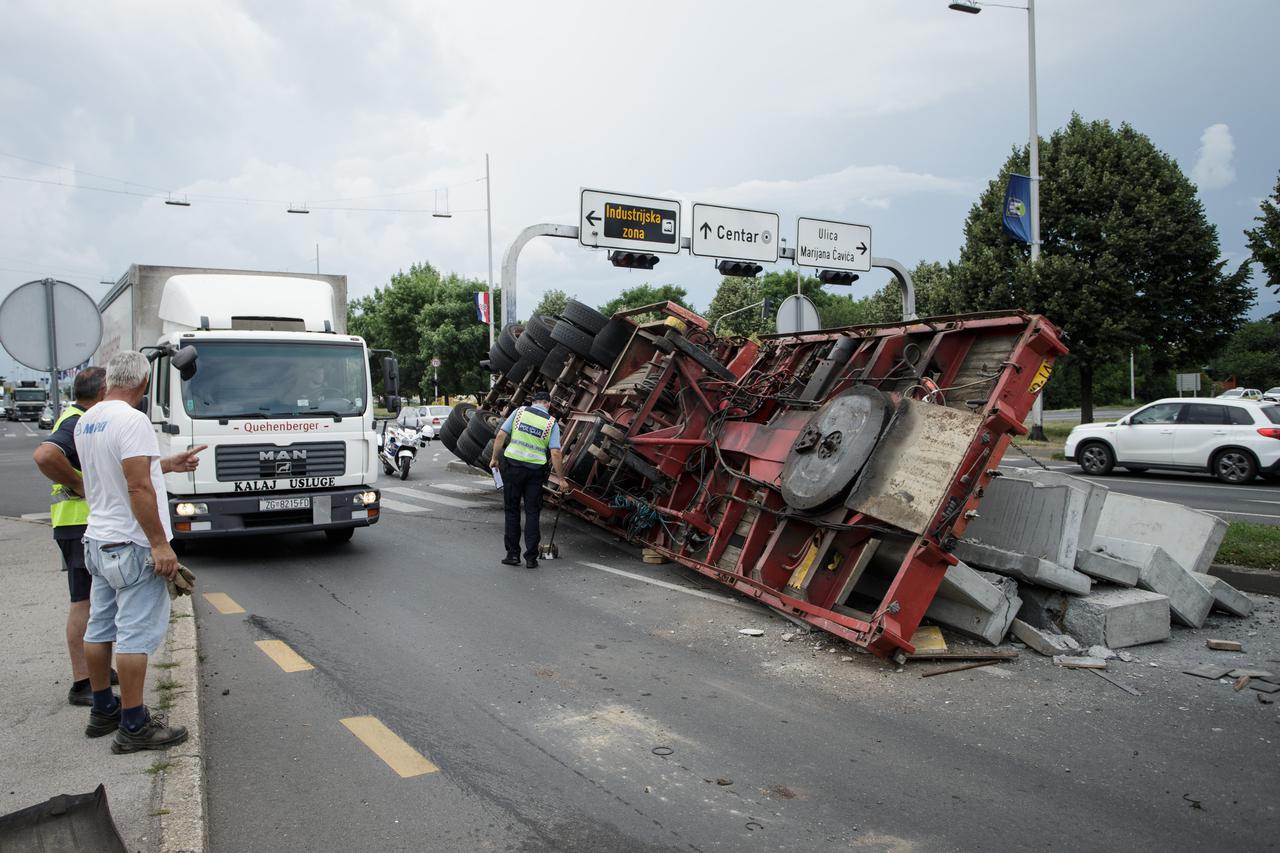 Zagreb: Na križanju Slavonske i Ul. Marijana Čavića prevrnula se prikolica s betonskim blokovima