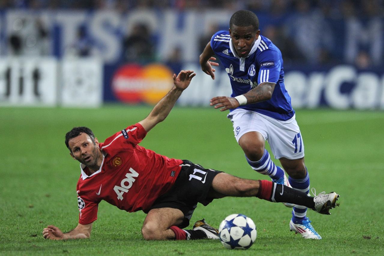 'Manchester\'s Welsh midfielder Ryan Giggs (L) vies for the ball with Schalke\'s Peruvian striker Jefferson Farfan during the Champions League semi-final, first-leg match of Schalke 04 against Manches