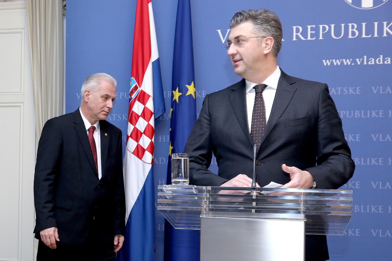 06.03.2017., Zagreb - Predsjednik Vlade Republike Hrvatske Andrej Plenkovic objavio je na izvandrednoj konferenciji za medije prosirenje istrage u slucaju dnevnice. Premijer Andrej Plenkovic i glavni drzavni odvjetnik Dinko Cvitan. Photo: Patrik Macek/PIX