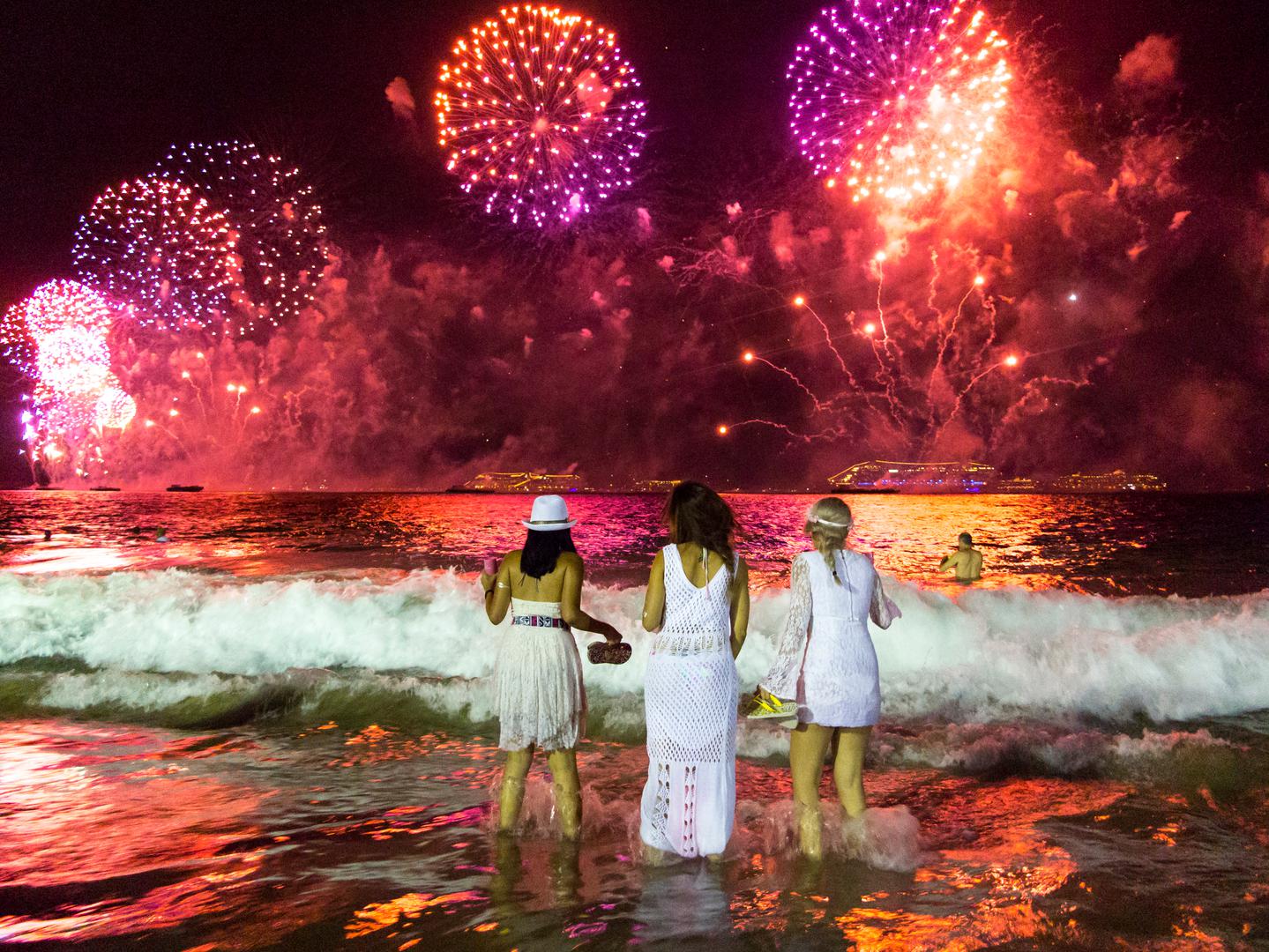 3. Skakanje po sedam valova u Brazilu: Na Staru godinu, horde Brazilaca odjevene u bijelo odlaze na plažu. U trenutku kada ponoć označi početak nove godine, skaču preko jednog vala za svaki dan u tjednu da bi odali počast Yemanji, boginji mora, i ujedno uputili sedam želja. Ovaj običaj simbolizira traženje sreće, zaštite i prosperiteta u nadolazećoj godini, dok se povezivanje s morem smatra važnim ritualom za dobru sudbinu. Neki vjernici stavljaju čamce s cvijećem, nakitom ili drugim darovima u vodu dok sat otkucava ponoć, nadajući se da ih valovi neće odnijeti natrag na obalu. Ako ponude otplove u more, smatra se da će ih Yemanja nagraditi s 12 mjeseci sreće.