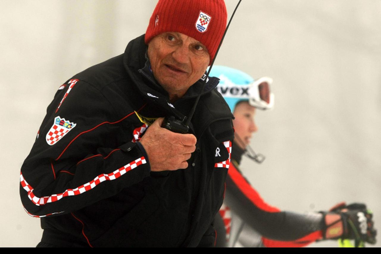 '27.11.2011., Sljeme - Trener Ante Kostelic sa sinom odradio trening na crvenom spustu.  Photo: Marko Prpic/PIXSELL'