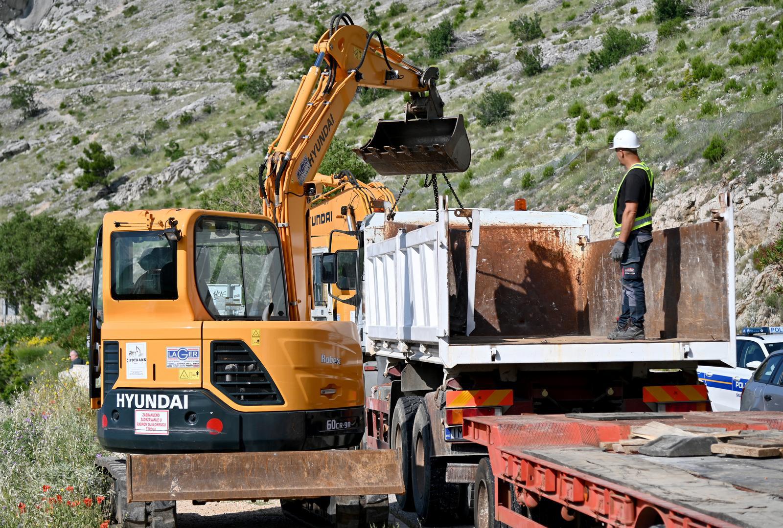 02.06.2023., Uvala Vruja - Zapocelo je rusenje sedam bespravno sagradjenih objekata koje je sagradio poduzetnik Stipe Latkovic. Photo: Matko Begovic/PIXSELL