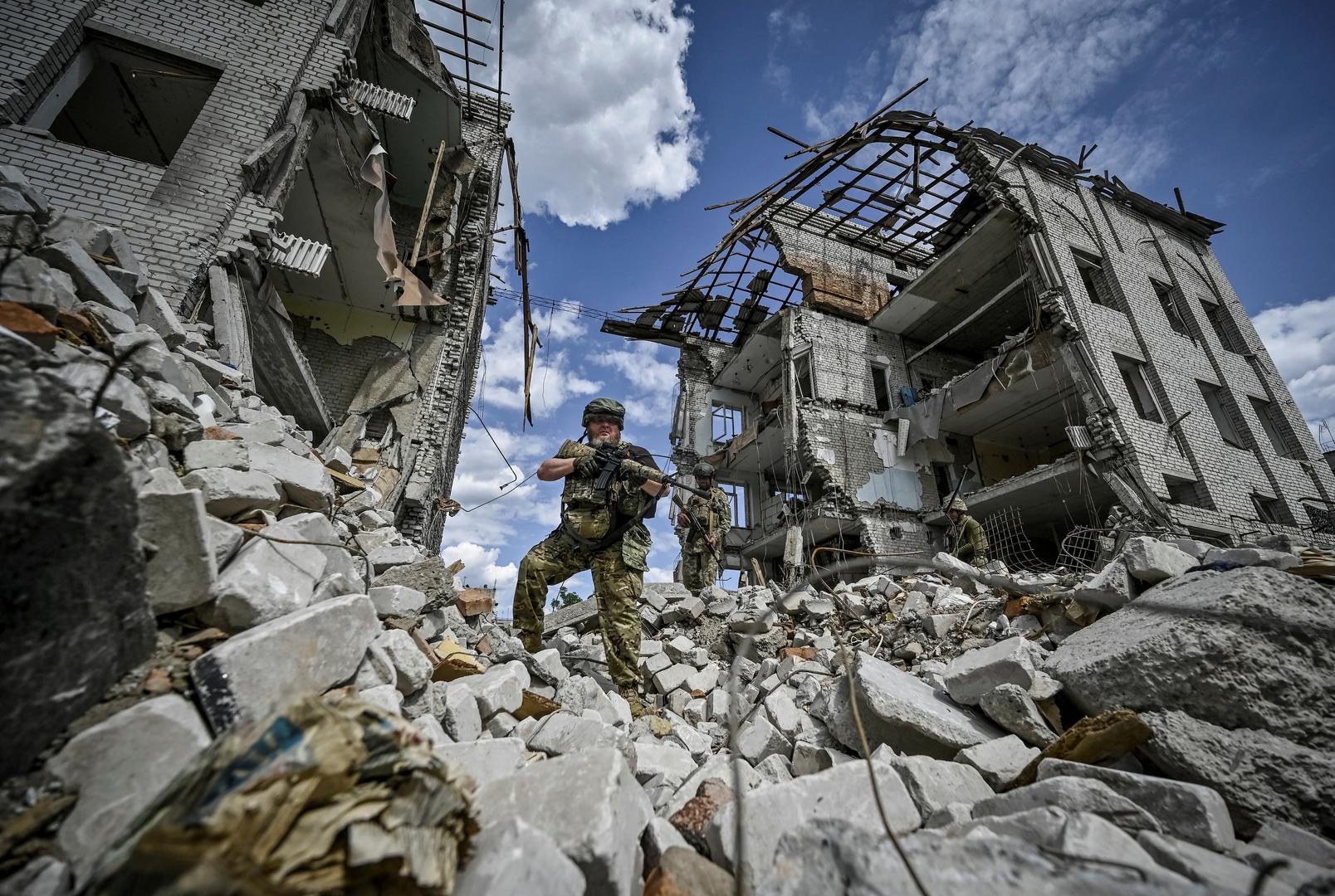 Ukrainian servicemen patrol an area heavily damaged by Russian military strikes, amid Russia's attack on Ukraine, in the town of Orikhiv in Zaporizhzhia region, Ukraine May 20, 2024. REUTERS/Stringer Photo: Stringer/REUTERS