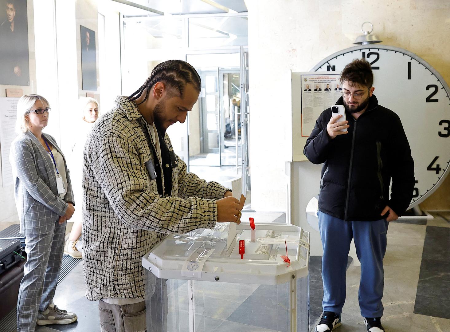 I treći Vladislav Davankov, 40, iz Stranke novih ljudi, političar je niskog profila koji podržava rat i koautor je zakona koji zabranjuje transrodnim osobama promjenu spola u dokumentima ili primanje rodno potvrđene medicinske skrbi, piše BBC. 