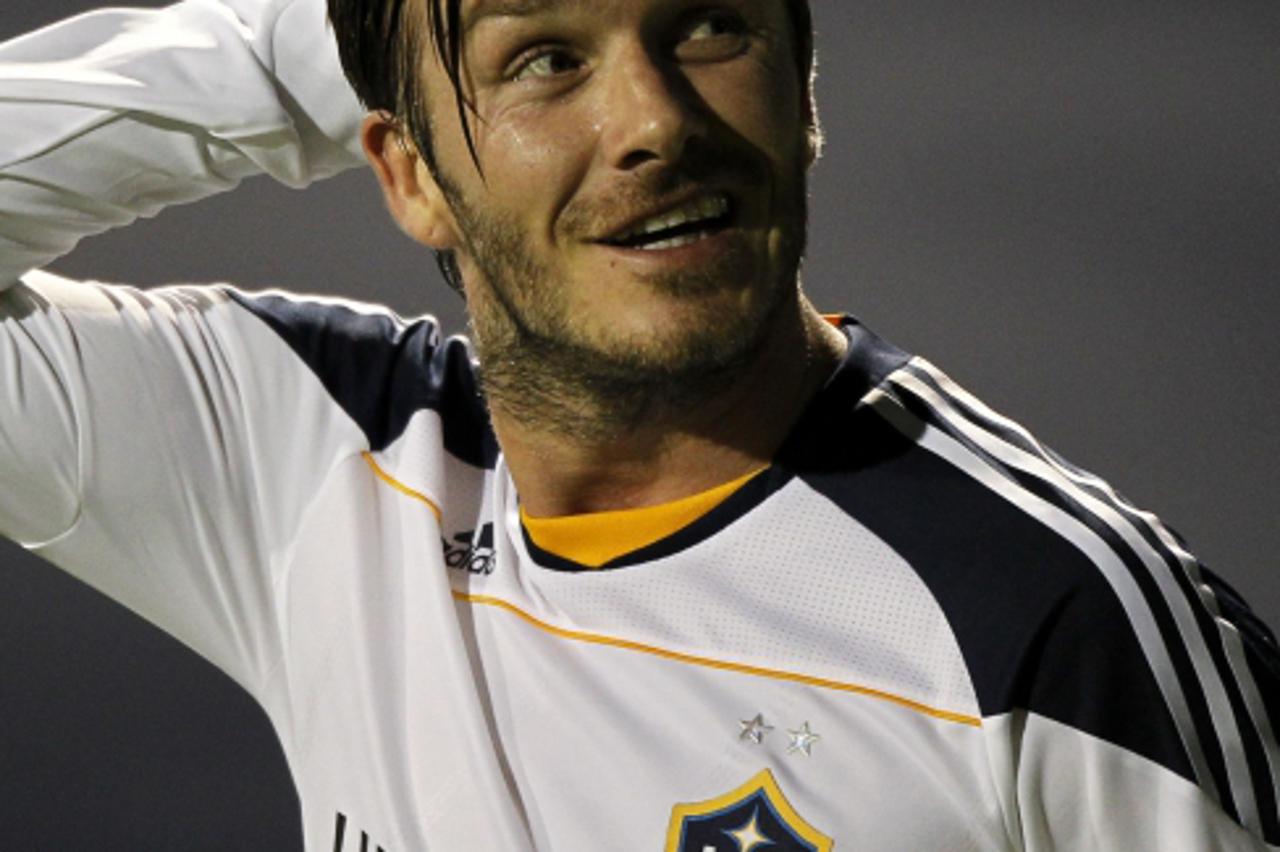 'Los Angeles Galaxy\'s David Beckham smiles back at the crowd after assisting on a goal on the first half during a friendly game against Club Tijuana Xoloitzcuintles de Caliente of Mexico\'s Liga de A