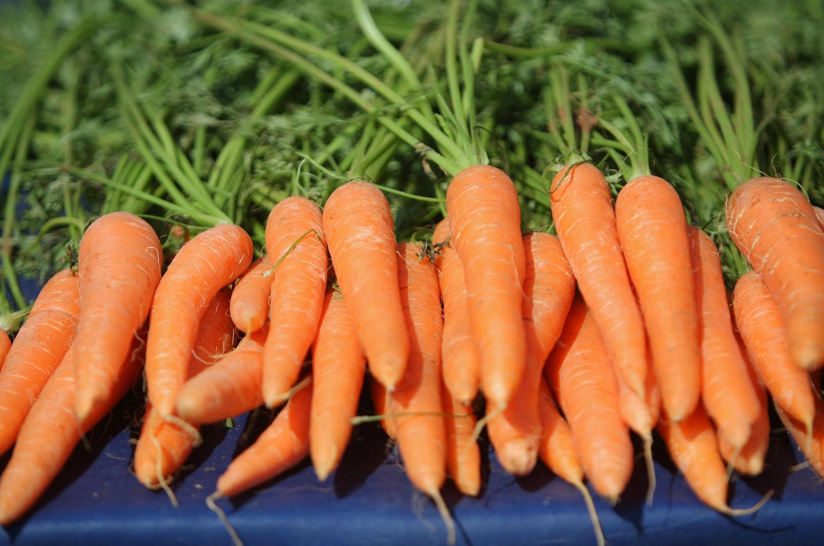 Mrkva – Vitamin A i visok nivo betakarotena u ovom povrću djeluje kao antioksidans i tako sprečava oštećenja stanica, nastanak bora i akni. Vitamin A također je neophodan i za sprečavanje nastanka suhog tena.