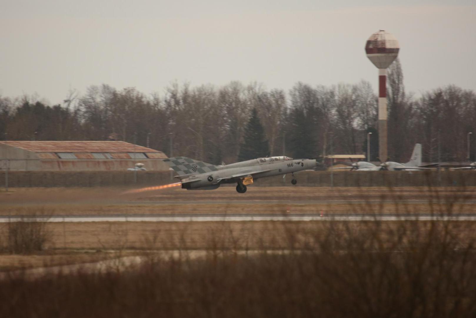 01.01.2000., Zagreb - Dva borbena zrakoplova Rafale preletjela su Zagreb, a tri MiG-a Hrvatskog ratnog zrakoplovstva presrela su ih te otpratila do zracne luke Franjo Tudjman u sklopu zajednickih vojnih vjezbi Hrvatske i Francuske. Photo: Slaven Branislav Babic/PIXSELL