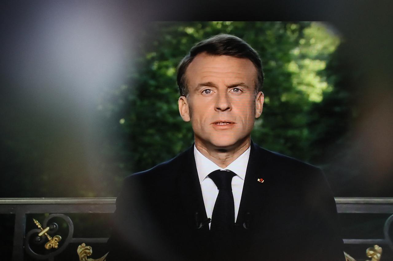 Illustration du président français Emmanuel Macron lors d'un discours télévisé à la nation au palais présidentiel de l'Elysée à Paris