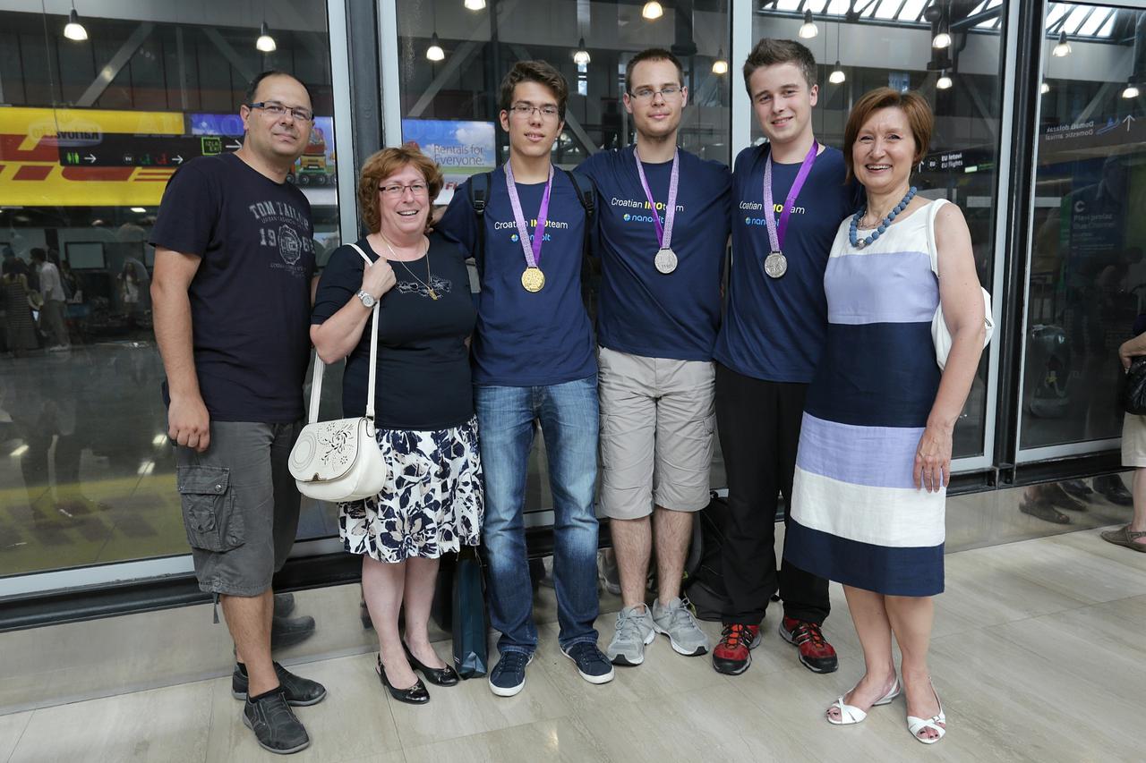 18.07.2015., Zagreb - U zracnu luku Pleso sletjeli su ucenici srednjih skola  koji su se vratili sa matematicke olimpijade u Tajlandu na kojoj su osvojili medalje. Ucenici zagrebackih skola - Kristijan Stefanec (4. razred, XV. gimnazija, Zagreb) Adrian Be