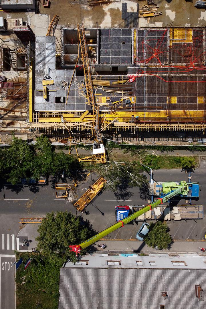 20.07.2023., Zagreb -  Uslijed strasnog nevremena i oluje u Prilazu baruna Filipovica pala je dizalica koja se ukopala u cestu. Fotografije iz zraka. Photo: Igor Kralj/PIXSELL