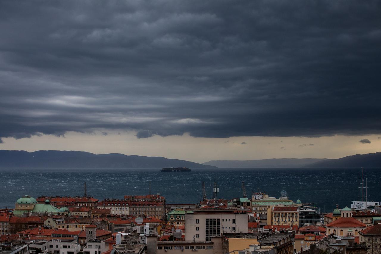 Sivo i kišno nebo iznad Rijeke