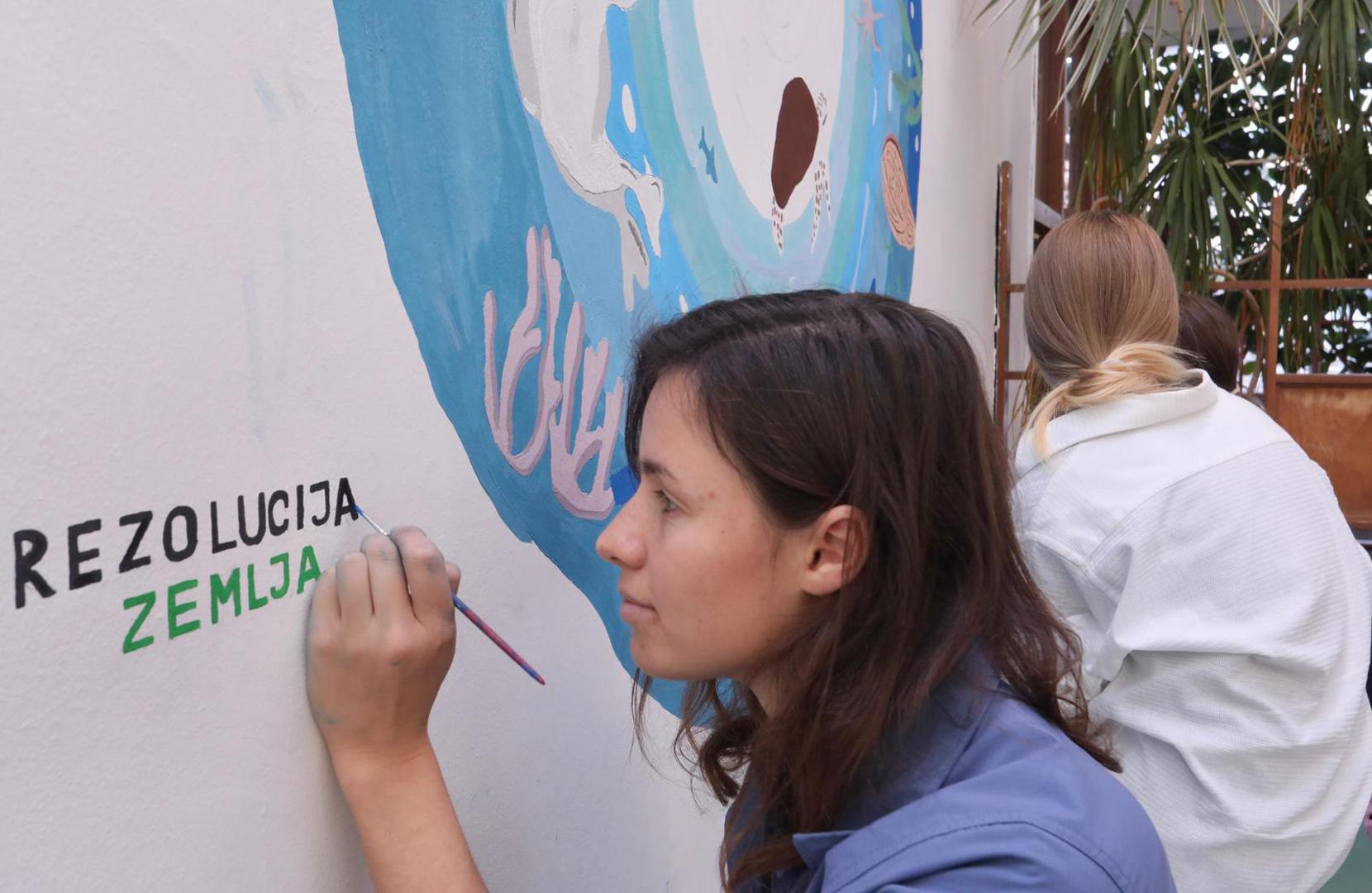 20.12.2022.,Split - U sklopu ekoloske akcije  Rezolucija zemlja u prostoru osnovne skole Skalice skolarci oslikali murale na zidovima.
 Photo: Ivo Cagalj/PIXSELL