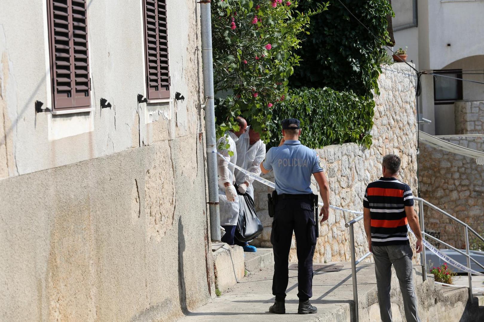 14.09.2020., Mali Losinj - Policija i iznosenje mrtve osobe iz stana u kojem se dogodilo ubojstvo i samoubojstvo. 
Goran Kovacic/PIXSELL