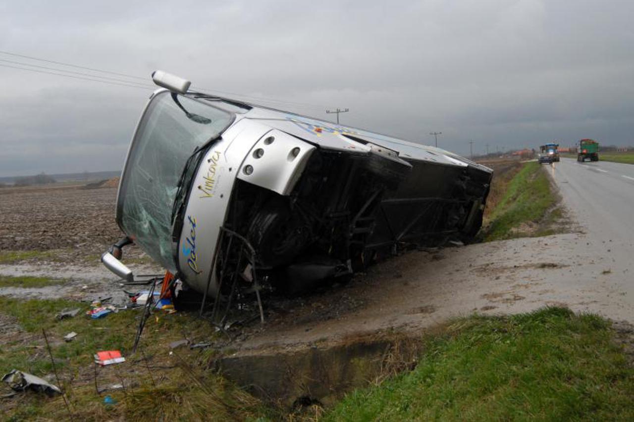 prevrnuo se autobus (1)