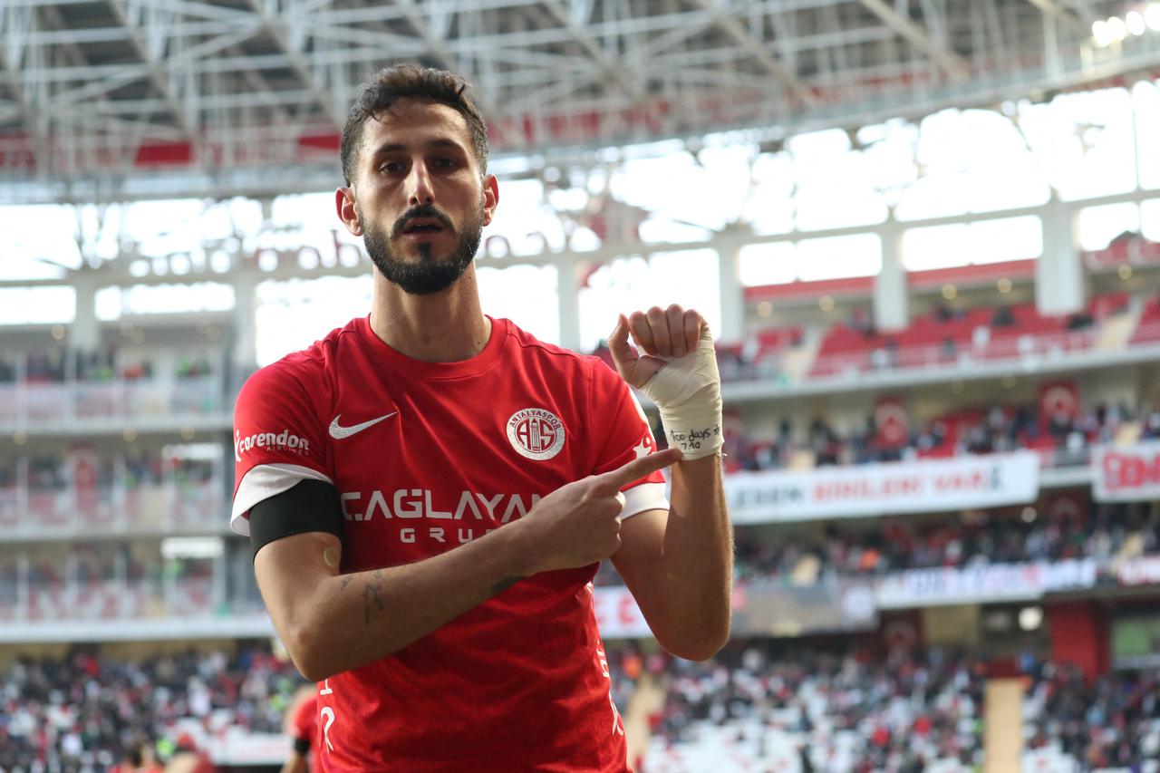 Antalyaspor's Israeli player Jehezkel shows his bandage after scoring a goal against Trabzonspor