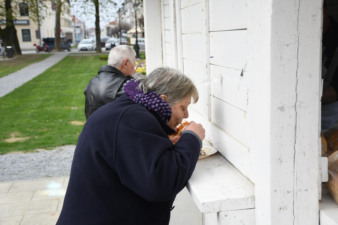 Osijek: Podjela fiš paprikaša građanima na Tvrđi