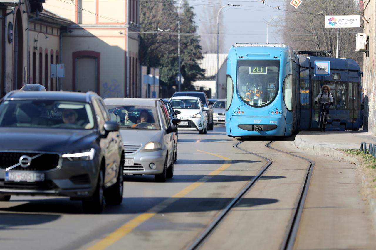 Zagreb: Tramvaj koji je iskočio iz tračnica izazvao prometni kolaps