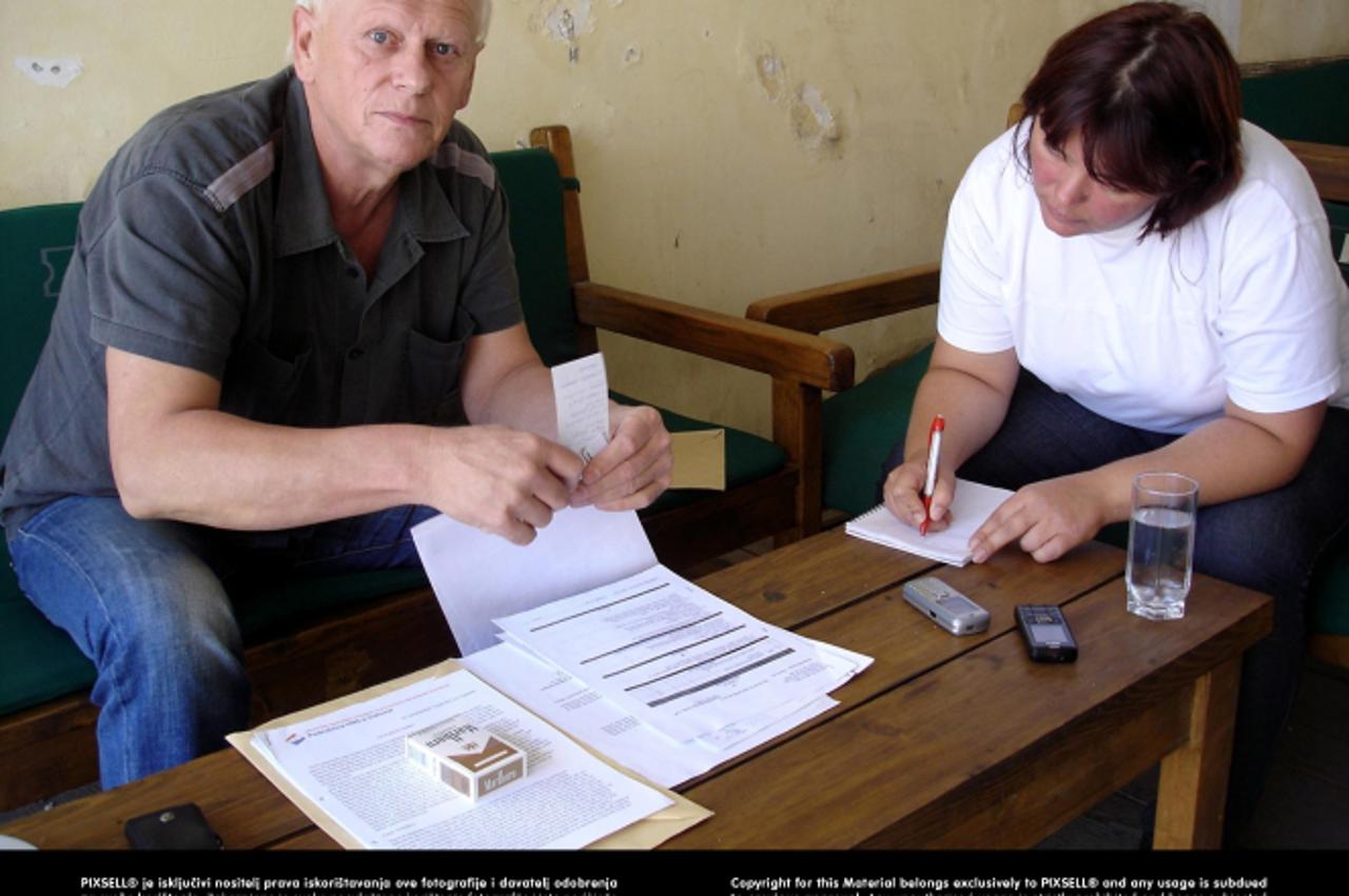 '27. 08. 2008., Vukovar - Marin Krizmanic u razgovoru s novinarkom Vecernjeg lista.  Photo: Branimir Bradaric/Vecernji list'