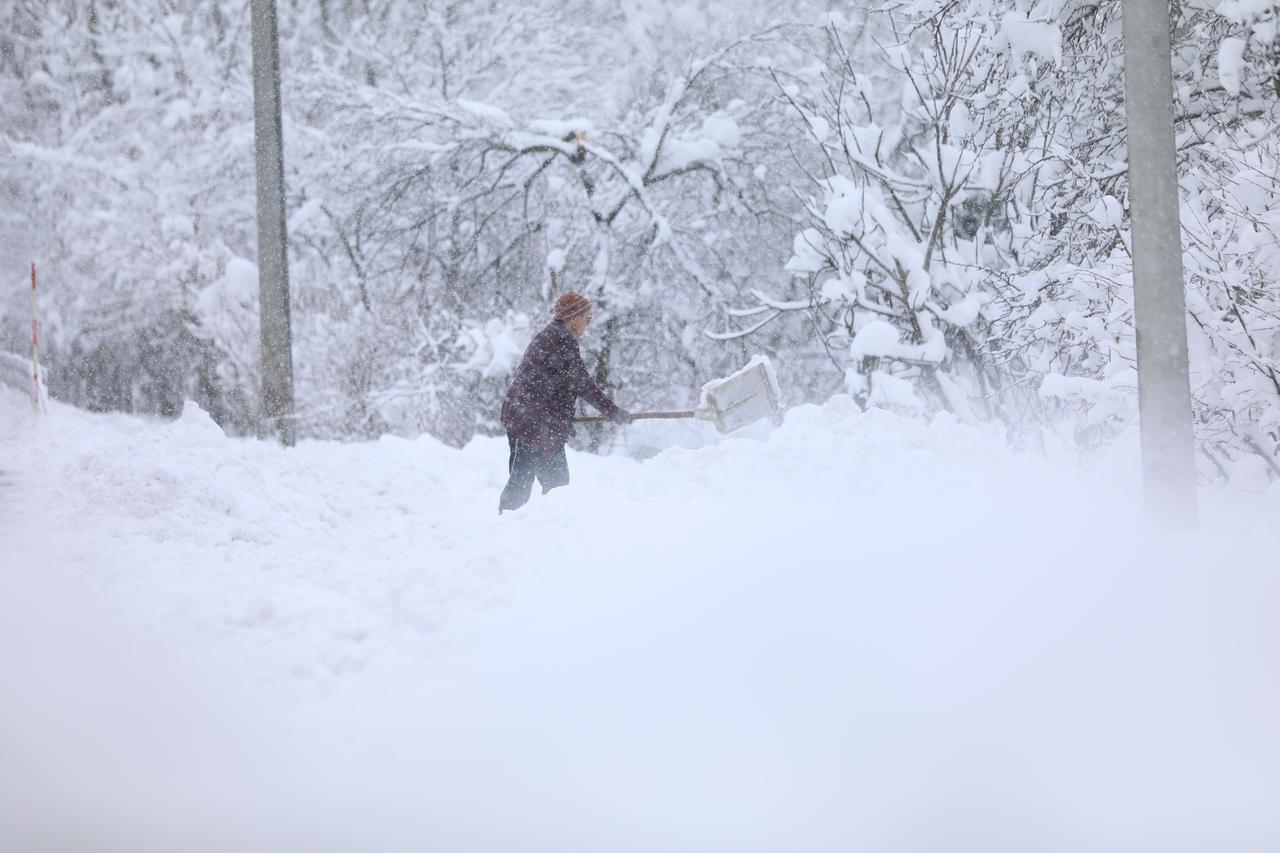 Slunj: Dok ralice čiste prometnice, mještani s lopatama i traktorima čiste snijeg 