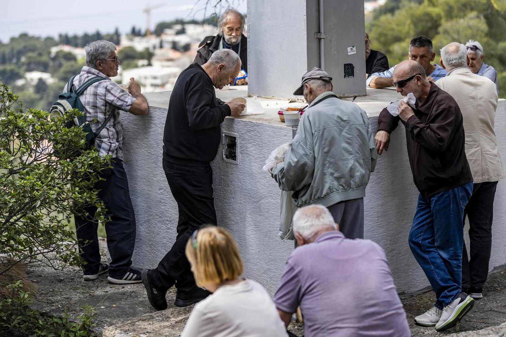 01.05.2023., Split - Podjela graha gradjanima na Marjanu povodom Praznika rada. Photo: Milan Sabic/PIXSELL