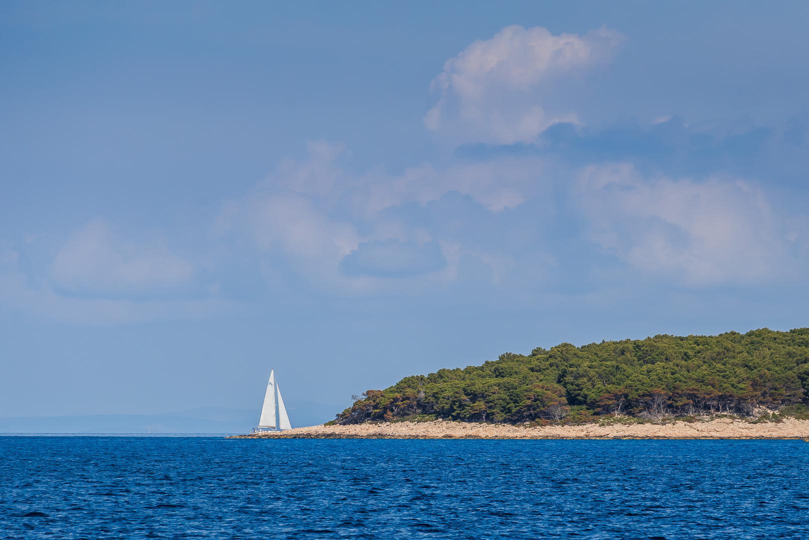 Na otocima s poluotokom Pelješcem živi 127.383 stanovnika prema popisu iz 2021. godine na 52 naseljena otoka i poluotoku Pelješcu u 18 gradova i 41 općini odnosno u 345 naselja pa je svaki 30. stanovnik Hrvatske otočanin. 