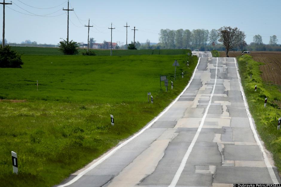 Državna cesta D2 na dionici Vukovar - Ilok je u katastrofalnom stanju