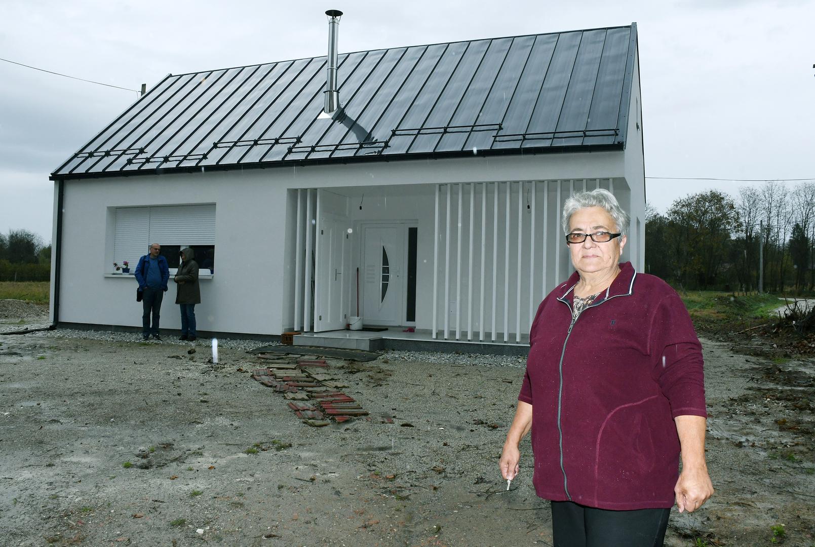 07.11.2023.,Glina, Majske Poljane - Obilazak obnovljenih kuca od strane drzave, onih koje su obnovljene donacijama, ali i ljude koji su i dalje u kontejnerima. Majske Poljane, Stana i Milorad Grubic.
 Photo: Nikola Cutuk/PIXSELL