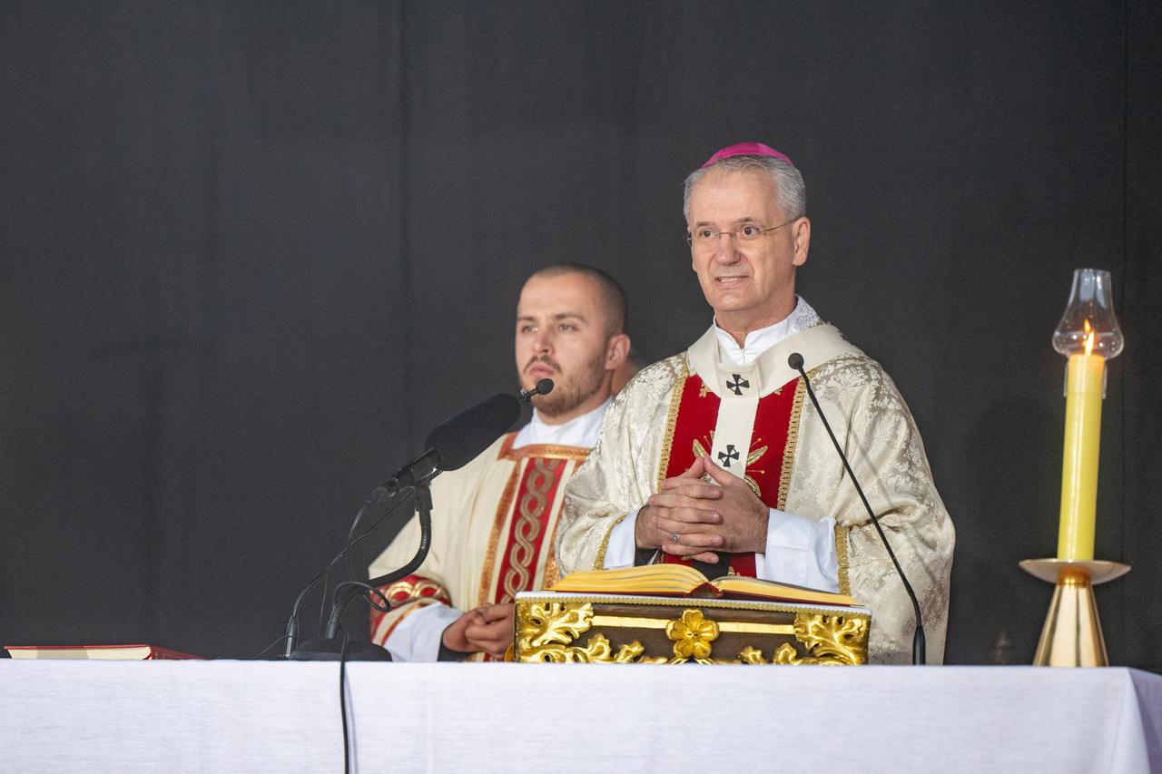 Središnje euharistijsko slavlje i molitva za pokojne na zagrebačkom gradskom groblju Mirogoj