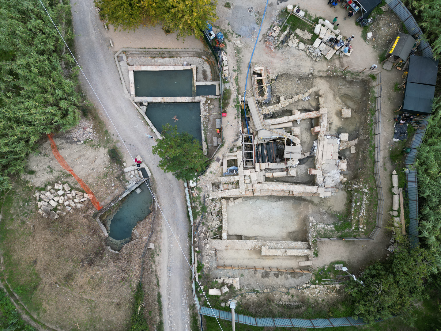 Drevne skulpture, novčići, dragulji i još uvijek netaknuta jaja iz rimskog i etruščanskog doba pronađeni su u termalnim kupkama u južnoj Toskani, priopćilo je u utorak talijansko ministarstvo kulture, predstavljajući najnovija otkrića na tom mjestu.
