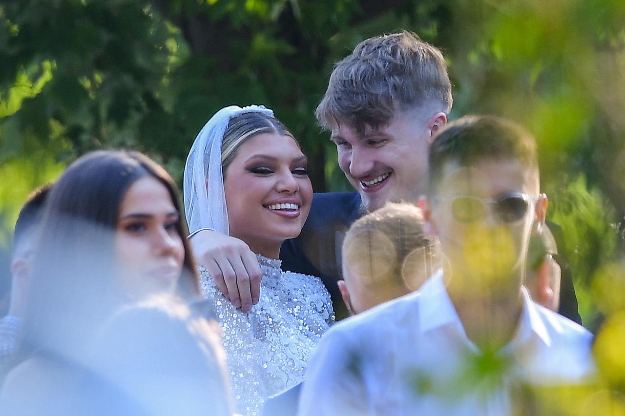 ARHIVA - 2022. EKSKLUZIVNE FOTOGRAFIJE Varaždin: Vjenčanje Dine Dragije i Tina Jedvaja u dvorcu Leitner