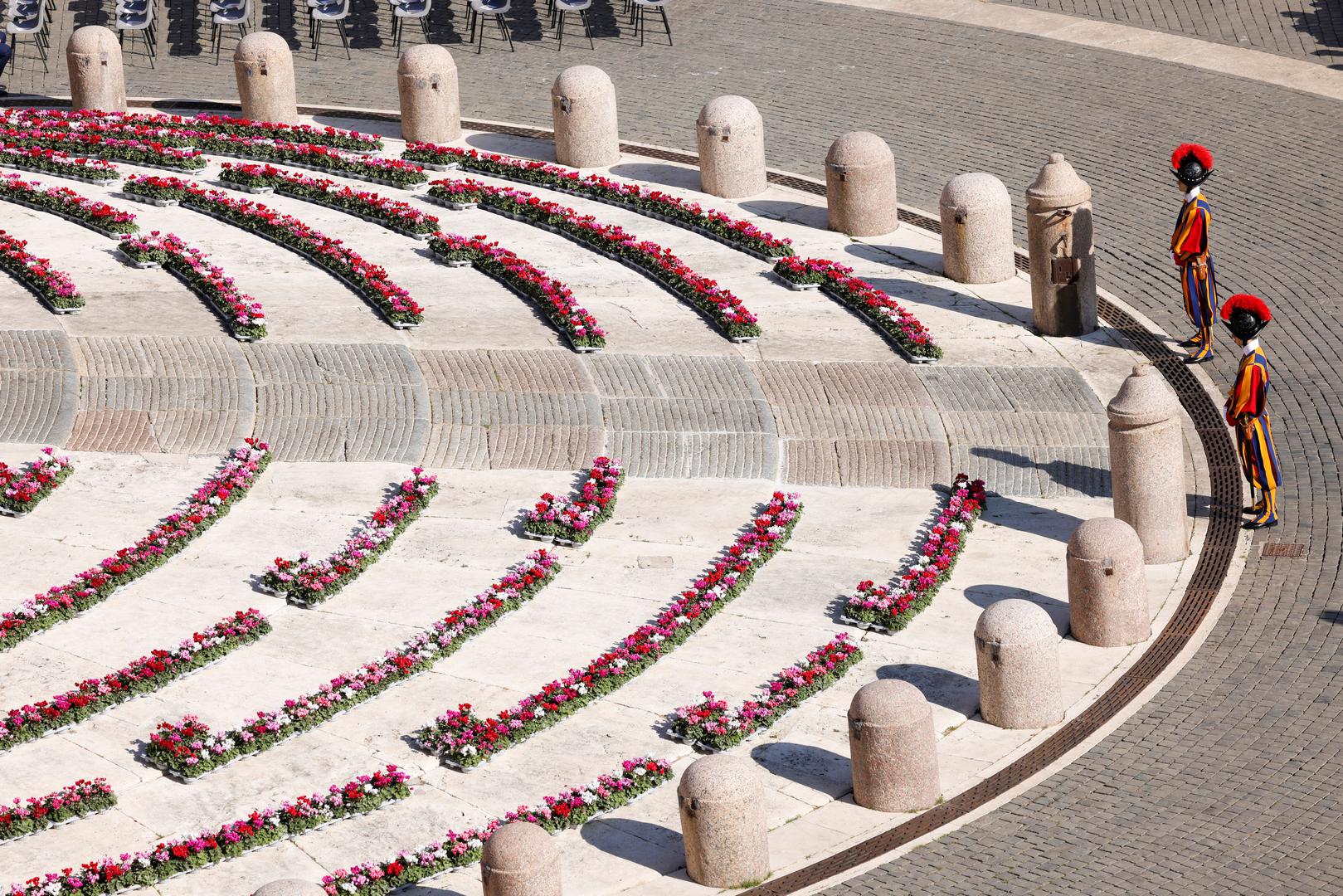 Members of the Swiss Guard stand during a consistory ceremony to elevate Roman Catholic prelates to the rank of cardinal led by Pope Francis, in Saint Peter's Square at the Vatican, September 30, 2023. REUTERS/Remo Casilli Photo: REMO CASILLI/REUTERS