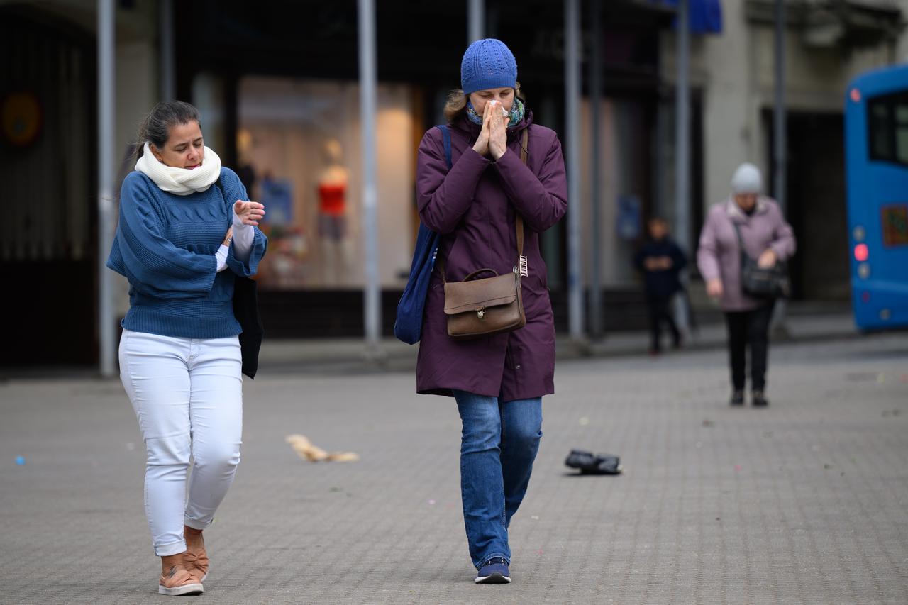 Zagreb: Zbog naglog zahlađenja i jakog vjetra Zagrepčani se vratili u zimske jakne i kapute