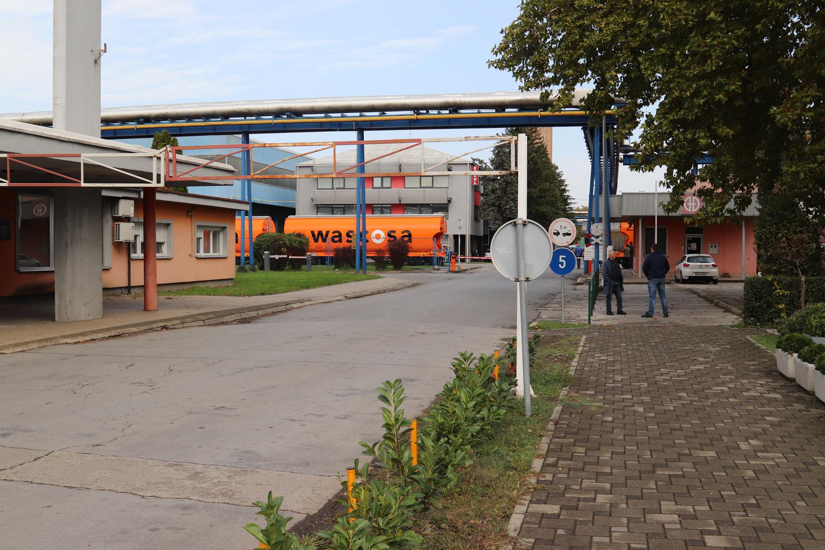 Kako je vidljivo na slikama, u Industrijskoj zoni Đuro Đaković u Slavonskom Brodu postavljena je bodljikava žica između prostora koje koriste tvrtke Đuro Đaković Grupa i Andritz TEP. 