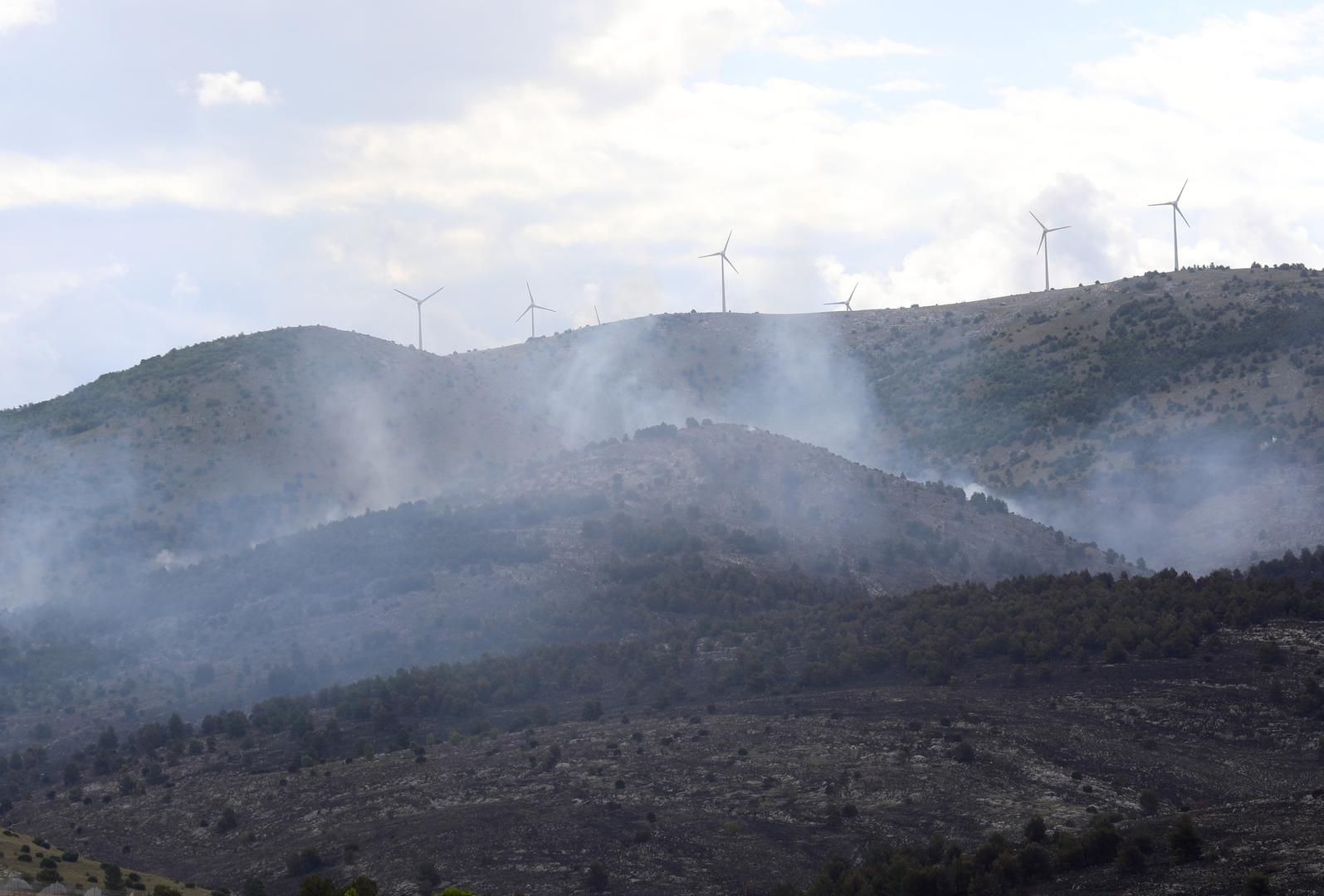 22.04.2024., Vrpolje - Pozar na nepristupacnom terenu izmedju Vrpolja i Grebastice. Photo: Dusko Jaramaz/PIXSELL