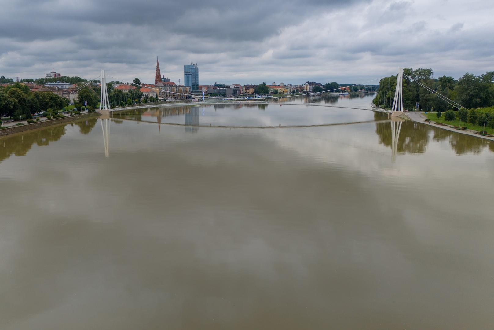 Načelnik stožera župan Mato Lukić izjavio je novinarima kako se, zbog povećanja vodostaja Dunava, događa uspor toka rijeke Drave, o čemu ovisi i vodostaj u Osijeku, a što će utjecati i na pritoke Drave, koji je u blagom porastu. "Oštećenja na nasipima uslijed ovog vodenog vala i pritiska vode nije bilo, niti se očekuju. Manja oštećenja, koja su bila uočena prije dolaska vodenog vala su sanirana ali su sve službe preventivno na terenu, i pomno prate situaciju", rekao je Lukić.