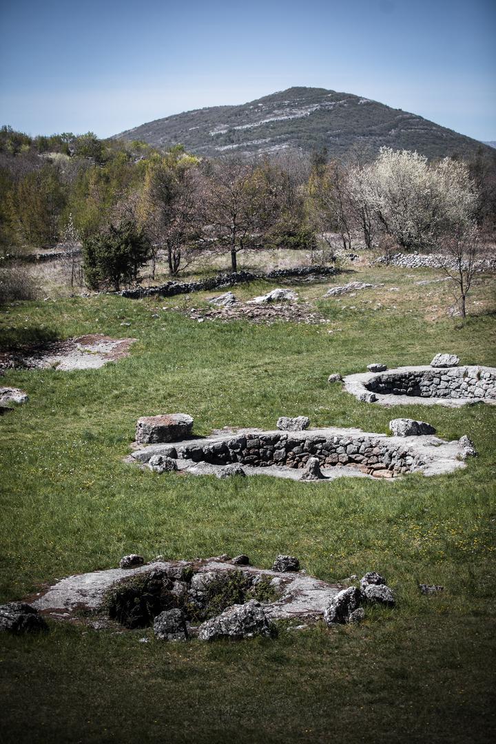 16.04.2020., Cista Provo - Sedam velikih krskih bunara koji datiraju iz srednjeg vijeka i ranije. Bunari se nalaze u sklopu arheoloskog lokaliteta Crljivica koji je pod zastitom UNESCO-a.
Photo: Milan Sabic/PIXSELL