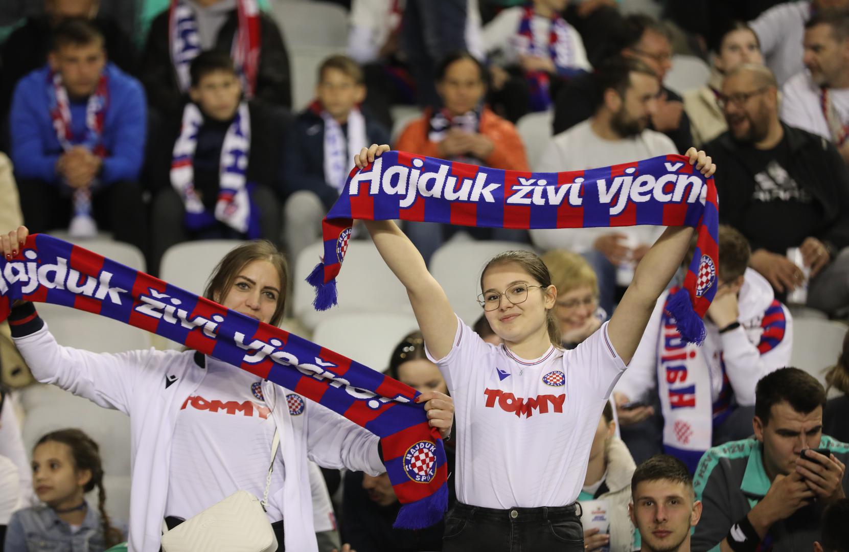 Policija je obavijestila da je na stadionu oko 32 tisuće ljudi od čega 1500 gostujućih