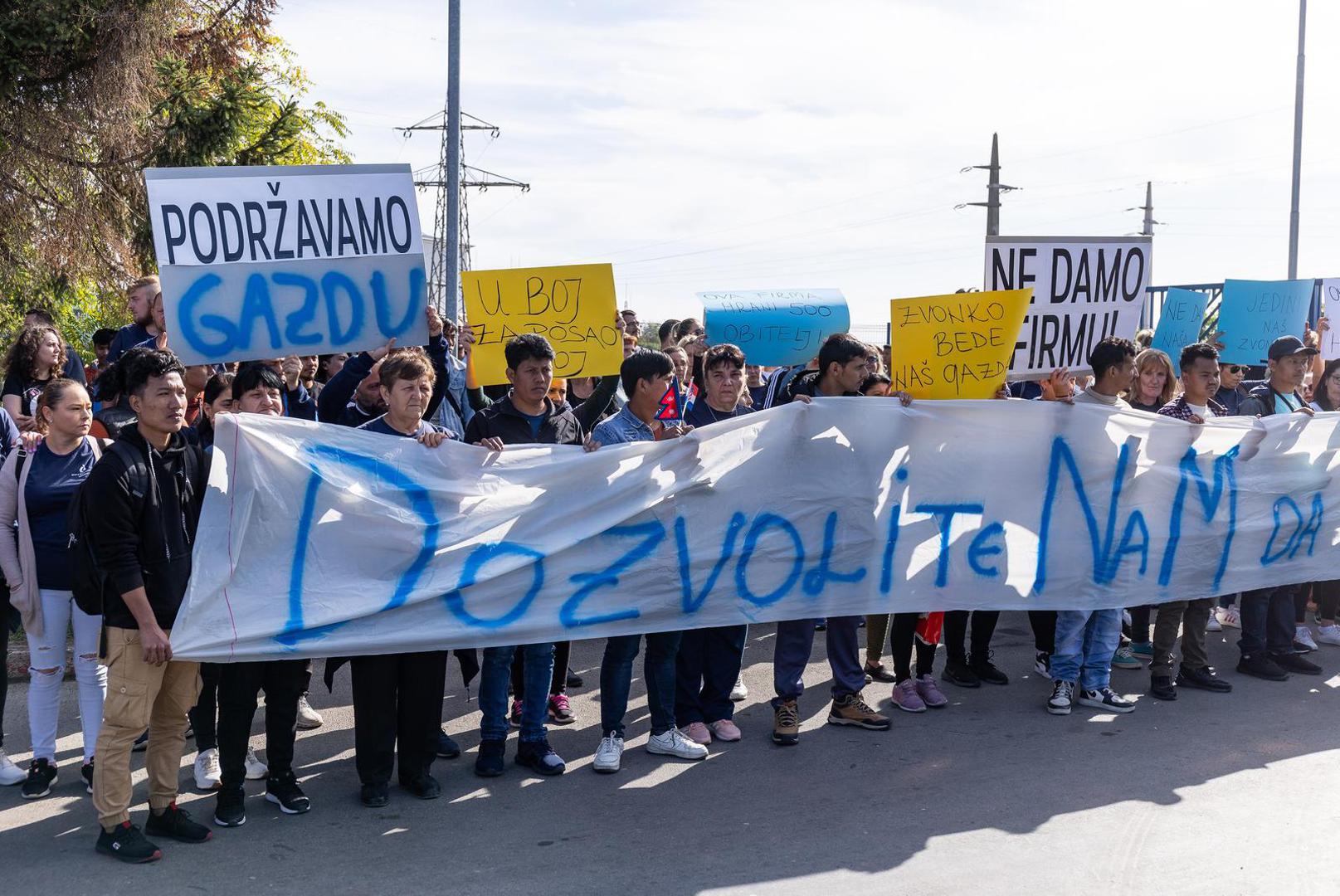 06.10.2023., Osijek - Radnici Drave International u koloni stigli ispred ulaza u tvornicu sa transparentima podrske vlasniku Zvonku Bedeu. Photo: Davor Javorovic/PIXSELL