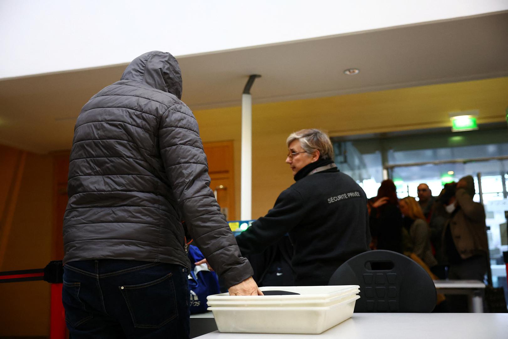 A man hiding his face arrives for the verdict in the trial for Dominique Pelicot, a Frenchman accused of drugging his then-wife Gisele Pelicot and recruiting dozens of strangers to rape her at their home in the southern French town of Mazan, and 50 co-accused, at the courthouse in Avignon, France, December 19, 2024. REUTERS/Manon Cruz Photo: Manon Cruz/REUTERS