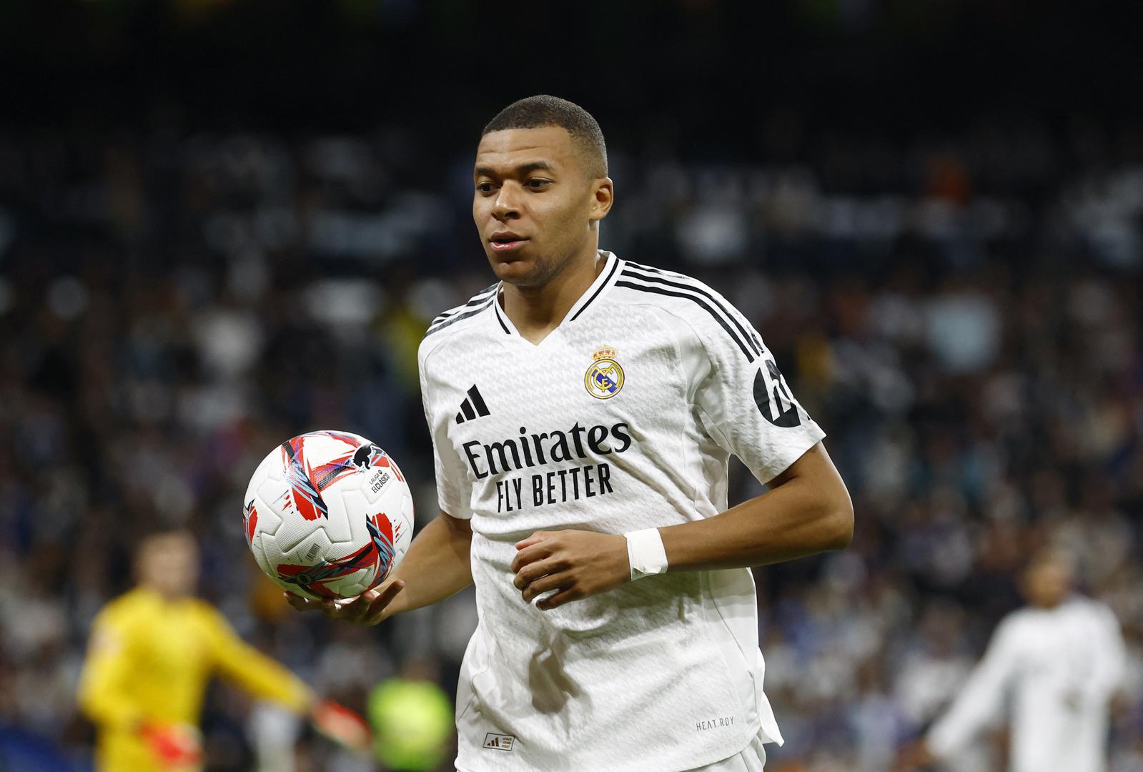 Kylian Mbappé, kultna figura francuskog nogometa koji se nedavno pridružio Real Madridu, dosegnuo je zaradu od 110 milijuna dolara (101 €/84 £). Njegova izuzetna brzina i vještine pozicionirali su ga kao jednog od najtraženijih nogometaša.