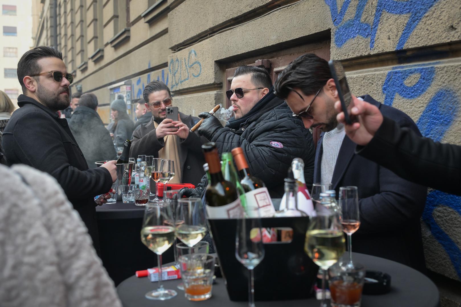 Dok su jedni samo u prolazu, drugi su, u društvu prijatelja ili obitelji, zauzeli mjesta za stolovima kako bi na Silvestrovo nazdravili šampanjcem, vinom, ali i sokovima, a atmosferu dodatno upotpunjuje glazba. 