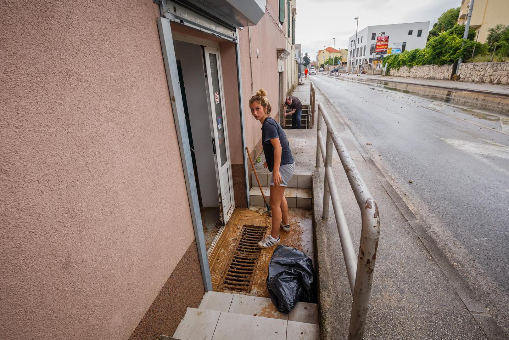 30.05.2022., Kastela - Tijekom jutra sire trogirsko i kastelansko podrucje zahvatilo je olujno nevrijeme s obilnom kisom, te su mnoge kuce i poslovni prostori poplavljeni.

 Photo: Zvonimir Barisin/PIXSELL