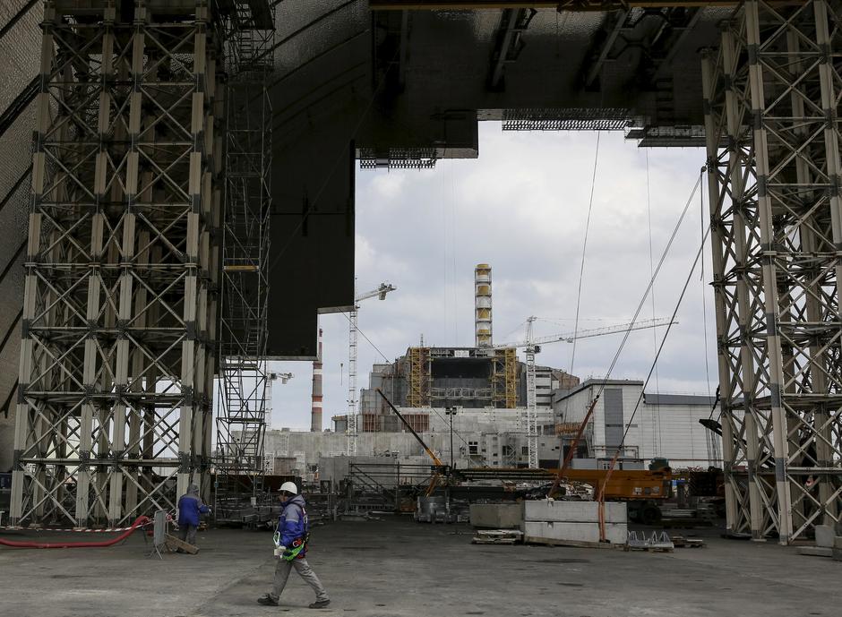 A general view shows the construction of the New Safe Confinement (NSC) structure at the site of the Chernobyl nuclear reactor, Ukraine, April 22, 2016.  REUTERS/Gleb Garanich