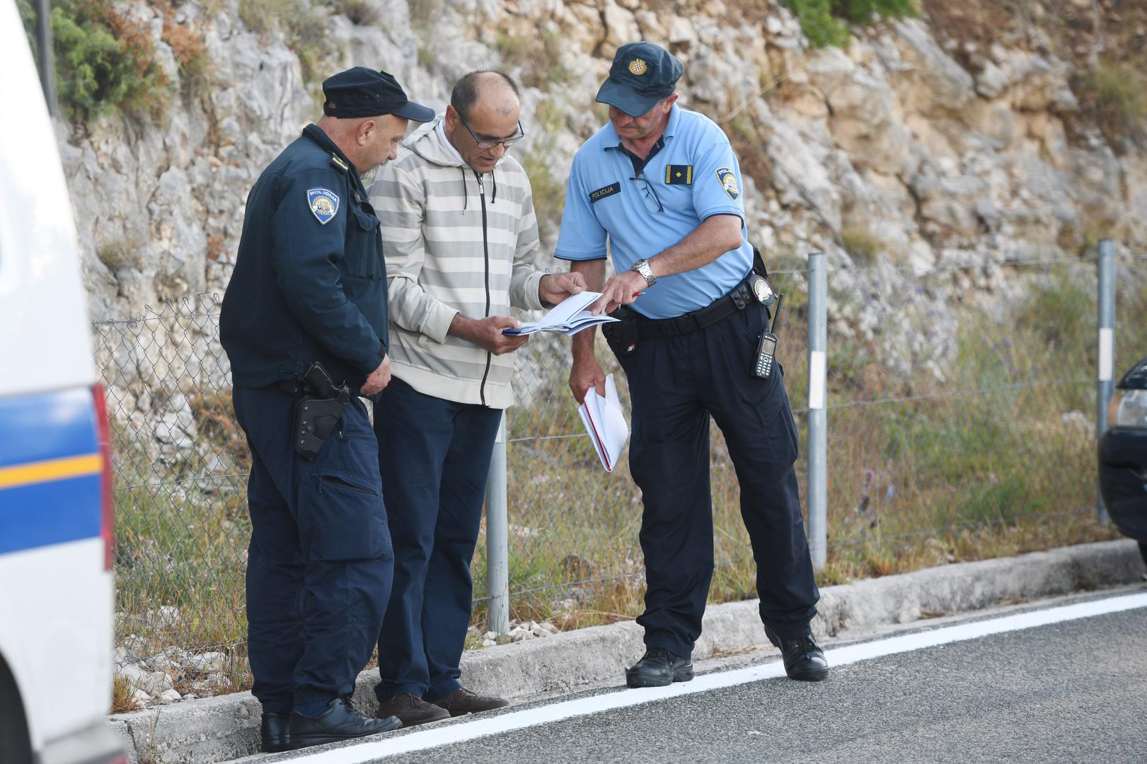 08.06.2021., Vrpolje - Automobil naletio na kamen koji je uslijed potresa pao na cestu kod Vrpolja. Photo: Hrvoje Jelavic/PIXSELL