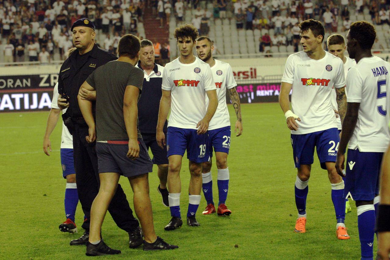 Split: Nakon povijesnog ispadanja Hajduka, Torcida je utr?ala na travnjak da se obra?una s igra?ima