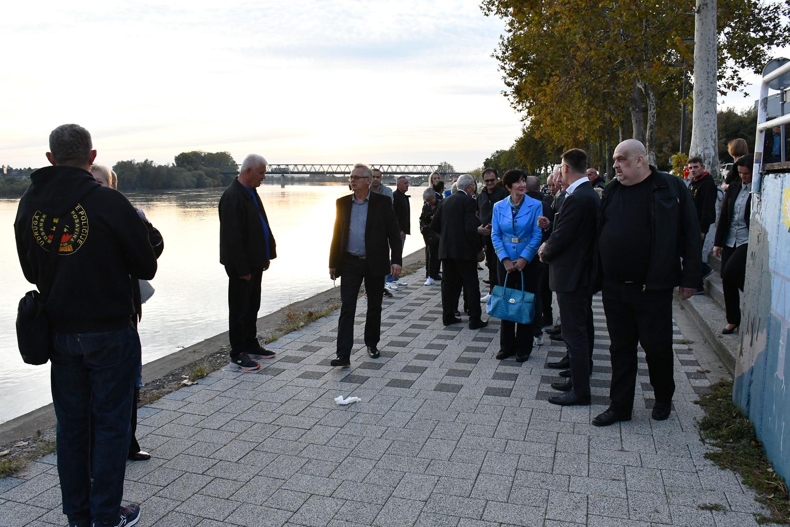 06.10.2022., Slavonski Brod - U znak sjecanja na 30. obljetnicu pada Bosanskog Broda i veceg dijela Bosanske Posavin​e​ na setalistu uz rijeku Savu​ upaljeno je 500 lampiona.​ Photo: Ivica Galovic/PIXSELL