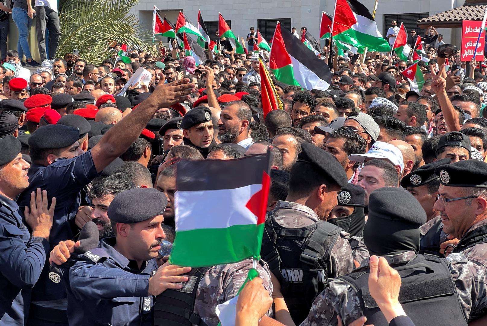 People confront members of security forces as they attempt to reach the Israeli embassy, during a pro-Palestinian protest after hundreds of Palestinians were killed in a blast at Al-Ahli hospital in Gaza that Israeli and Palestinian officials blamed on each other, in Amman, Jordan October 18, 2023. REUTERS/Muath Freij Photo: MUATH FREIJ/REUTERS