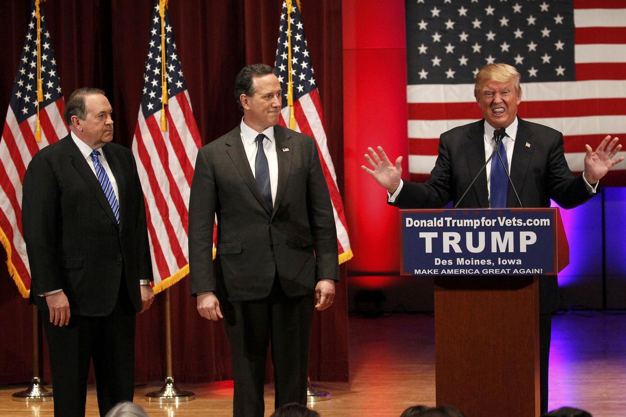 Republican U.S. presidential candidate Donald Trump (R) introduces his Republican presidential candidate rivals Mike Huckabee (L) and Rick Santorum (C) at his veteran's rally in Des Moines, Iowa January 28, 2016.  REUTERS/Rick Wilking (TPX IMAGES OF THE D